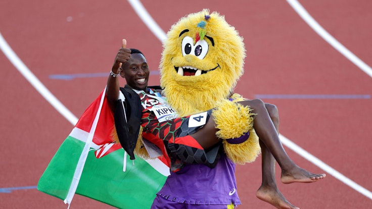 „Legend the Bigfoot“, Maskottchen bei der Leichtathletik-WM, trägt den Kenianer Conseslus Kipruto nach dessen Bronzemedaille beim Hindernislauf über 3000 Meter auf Händen.