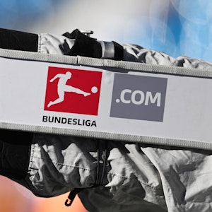 Eine TV-Kamera bei der Bundesliga-Partie des VfL Bochum gegen Bayern München. Die DFL denkt über neue Fernseh-Pläne für die Liga nach.
