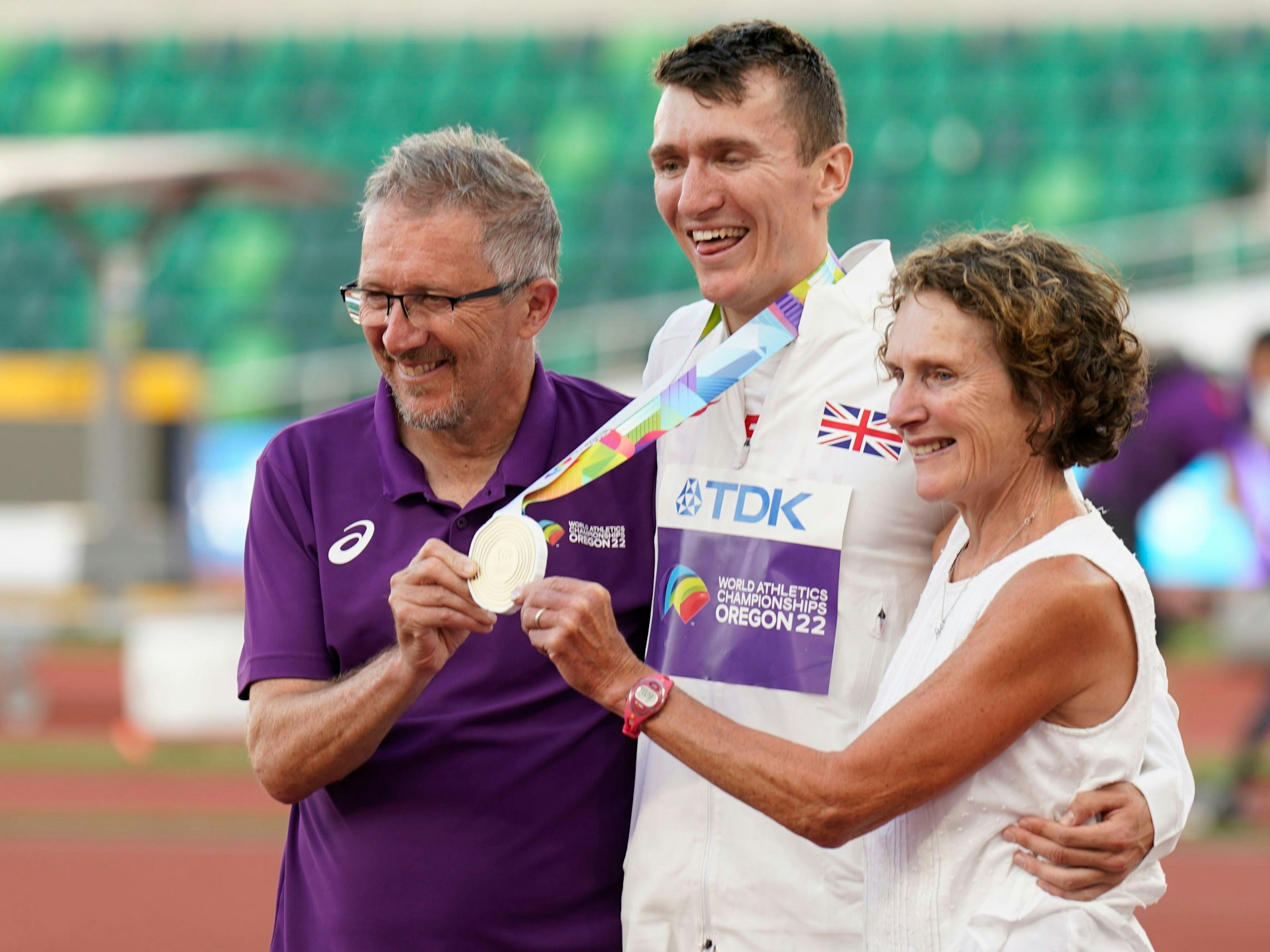 Jake, Geoff und Susan Wightman posieren mit Jakes Goldmedaille.