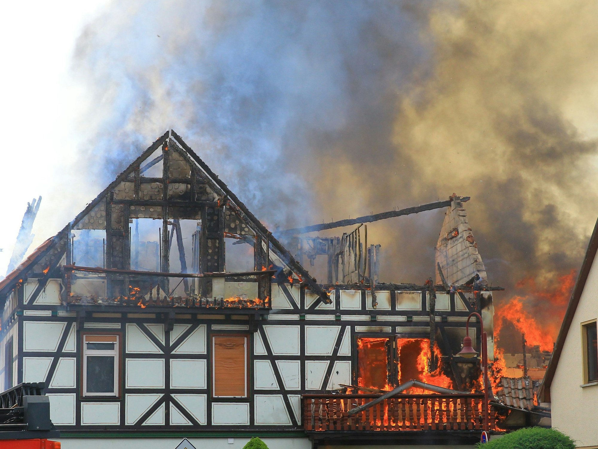 In Bothenheilingen (Unstrut-Hainich-Kreis, Thüringen) ist am Montag (18. Juli 2022) ein Treibstofftank explodiert. Im Ortskern des Ortsteils der Stadt Nottertal-Heilinger Höhen standen mehrere Gebäude in Flammen, darunter ein Mehrfamilienhaus.