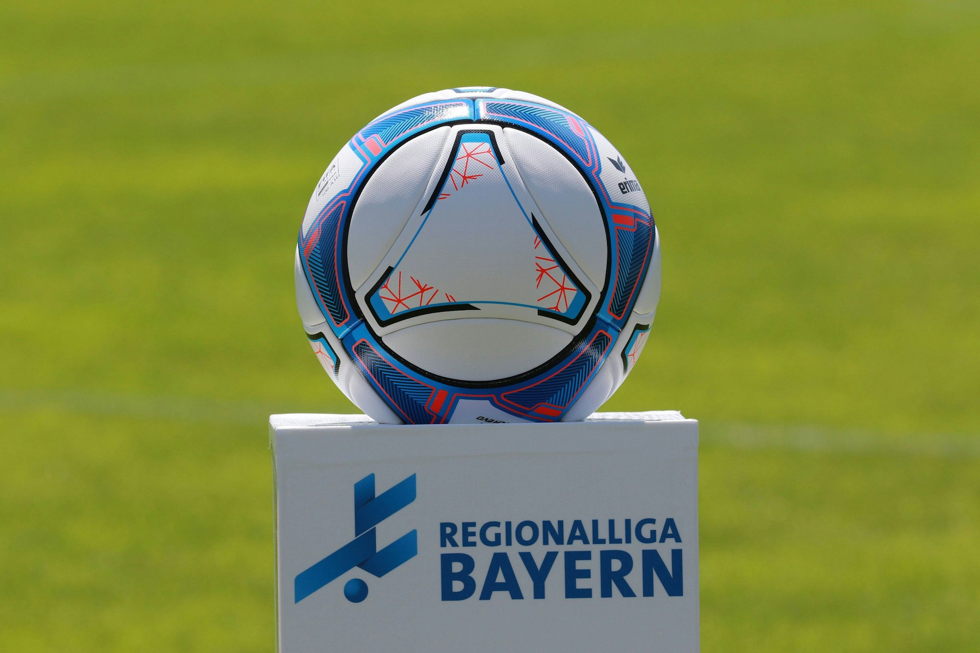 Der Spielball liegt auf einem Podest mit dem Logo der Regionalliga Bayern.
