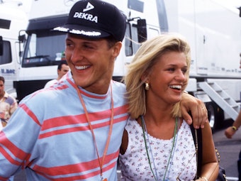 Michael Schumacher und Frau Corinna Arm in Arm im Fahrerlager.
