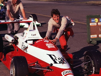 Michael Schumacher schiebt sein Formel-3-Auto.