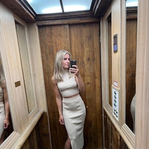Adrienne Koleszar macht ein Bild in einem Aufzug. Die Fitness-Influencerin zeigt beeindruckende Bilder aus Sizilien.