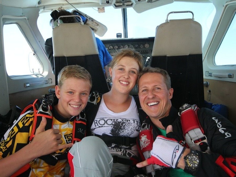 Michael Schumacher (r) und seine Kinder Mick Schumacher und Gina-Maria Schumacher in einer Szene der Netflix-Dokumentation „Schumacher“.