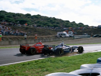 Michael Schumacher rammt Jacques Villeneuve.