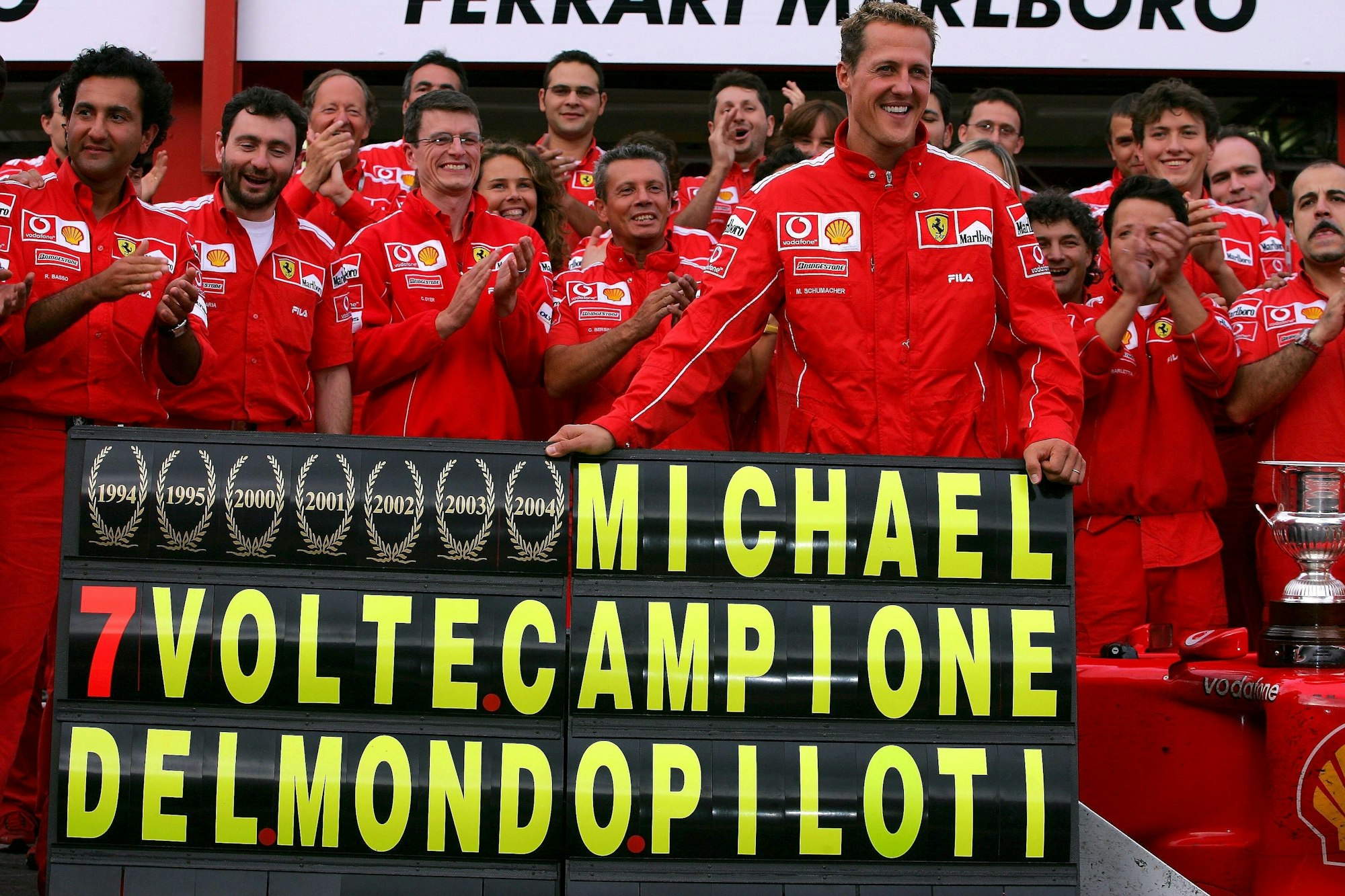 Michael Schumacher feiert seine siebte Weltmeisterschaft mit dem Team von Ferrari.
