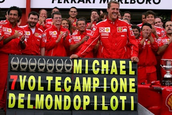 Michael Schumacher feiert seine siebte Weltmeisterschaft mit dem Team von Ferrari.