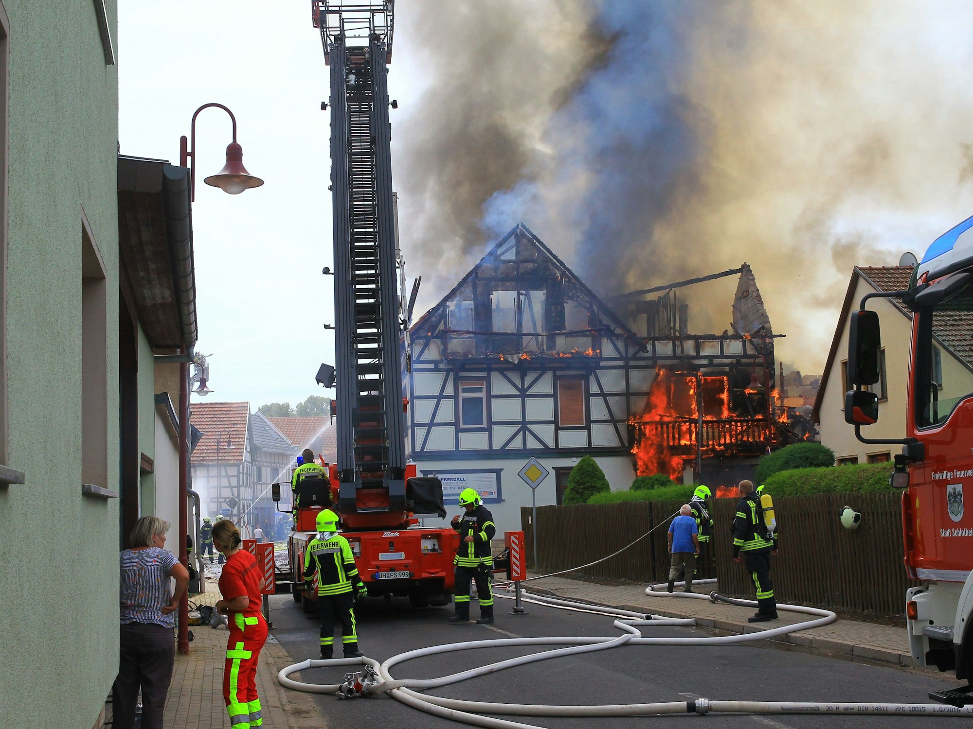 Bothenheilingen (Thüringen) am 18. Juli: Feuerwehrleute bekämpften den Großbrand.