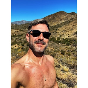 Sat.1-„Frühstücksfernsehen“-Moderator Jochen Schropp, hier auf einem Instagram-Selfie vom April 2022, zeigt sich ohne T-Shirt aus dem Urlaub.