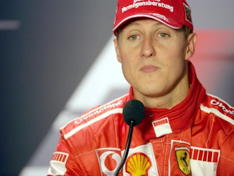 Michael Schumacher nachdenklich auf einer Pressekonferenz.