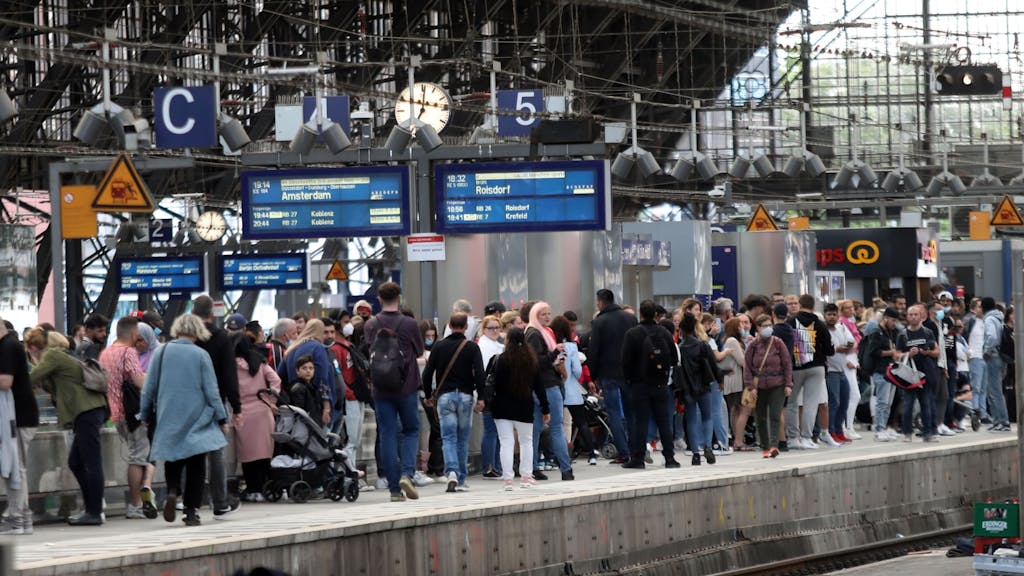 Überfülltes Gleis 5 am Kölner Hauptbahnhof.