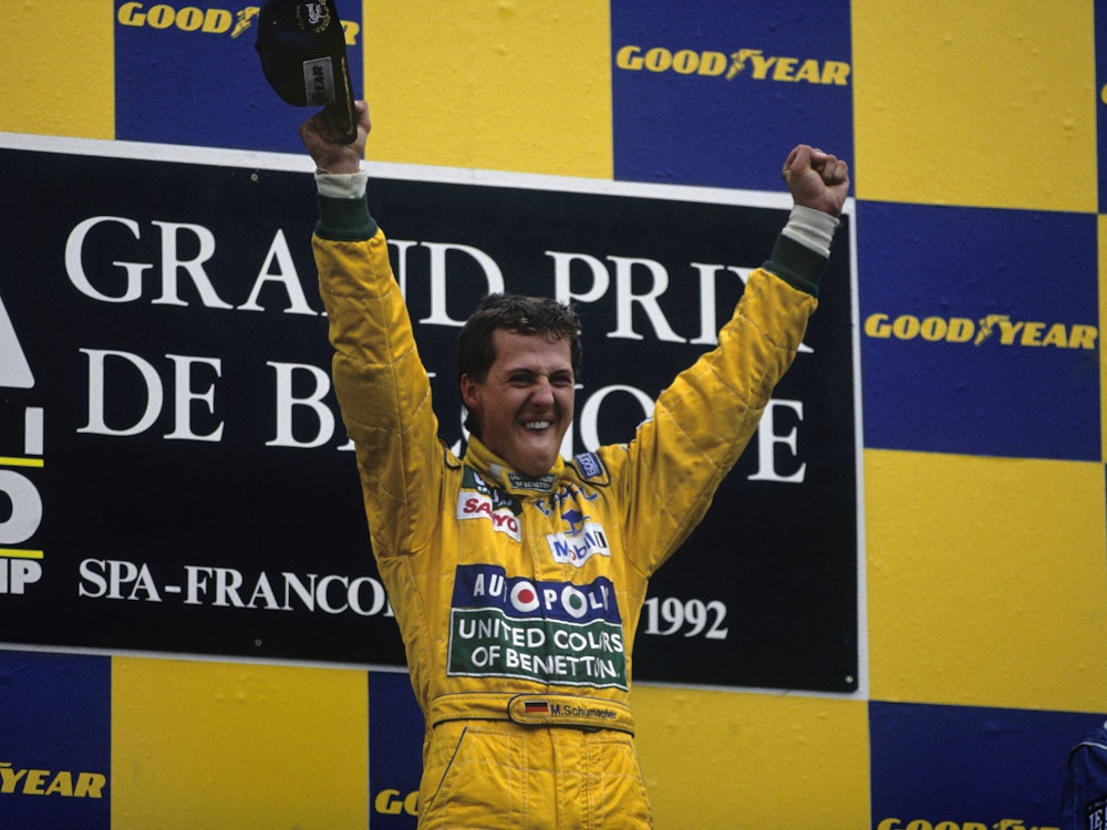 Michael Schumacher freut sich über den Sieg beim Großen Preis von Belgien.