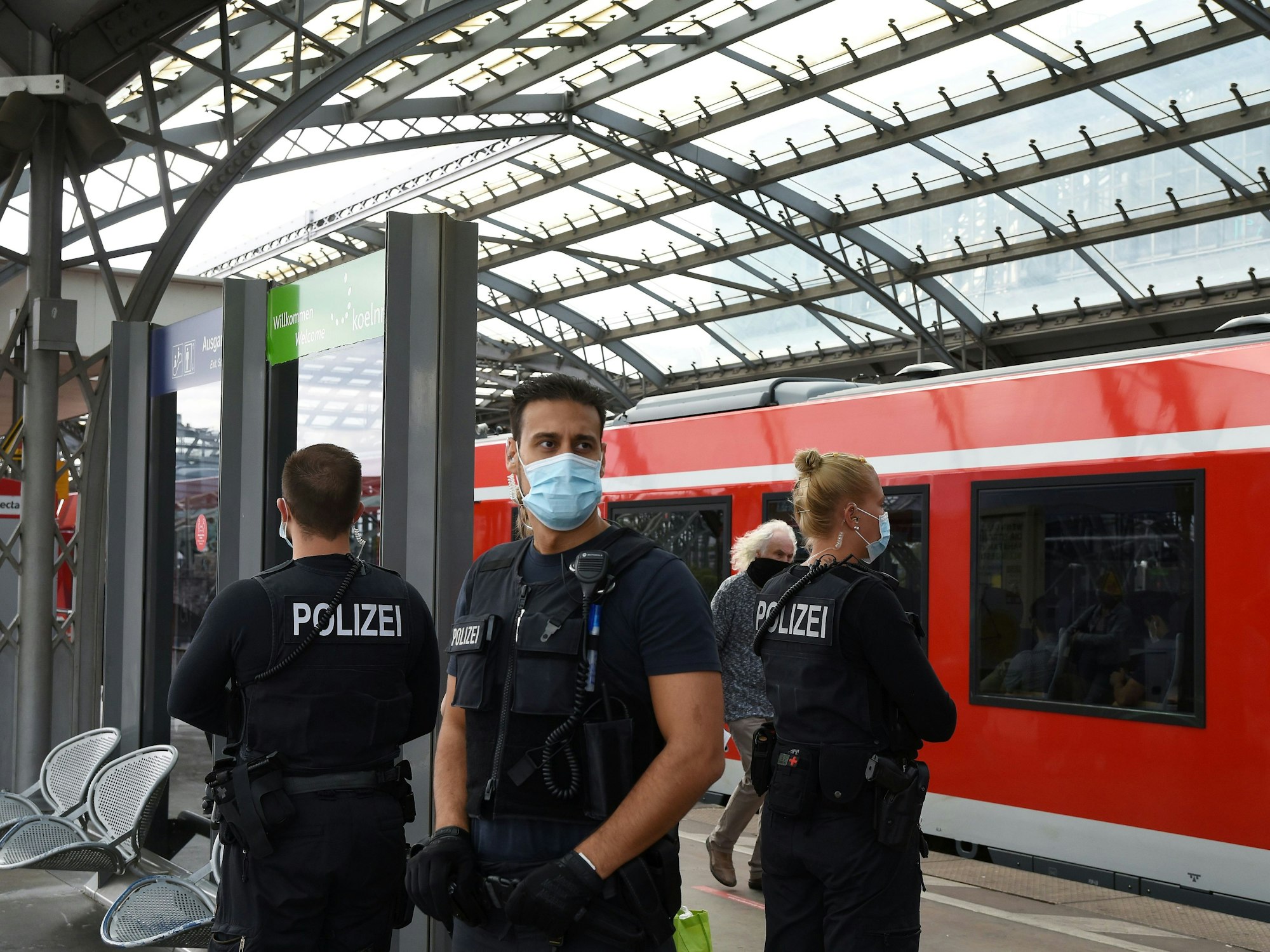 
Einsatzkräfte der Bundespolizei stehen am Gleis im Kölner Hauptbahnhof.