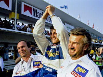Michael Schumacher (Mitte) wird von Willi Weber (rechts) auf Händen getragen.