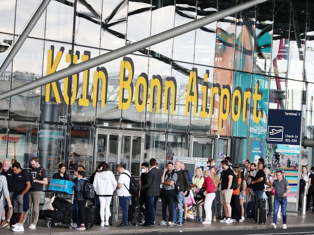 Fluggäste in der Warteschlange am Flughafen Köln/Bonn