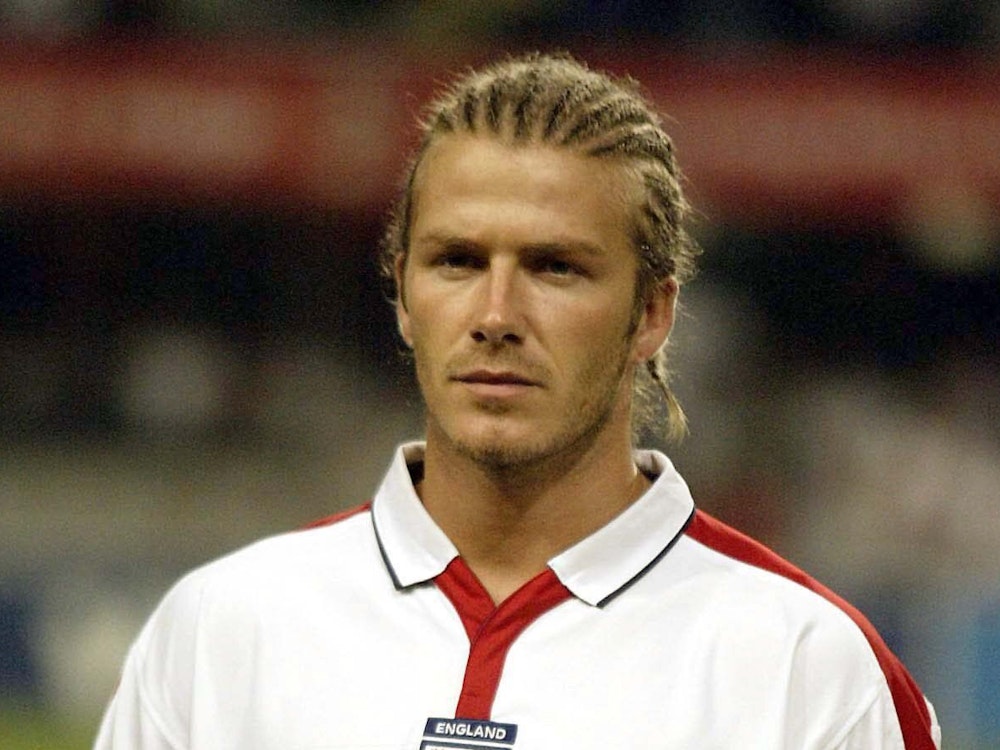 Englands David Beckham hat die Haare geflochten.