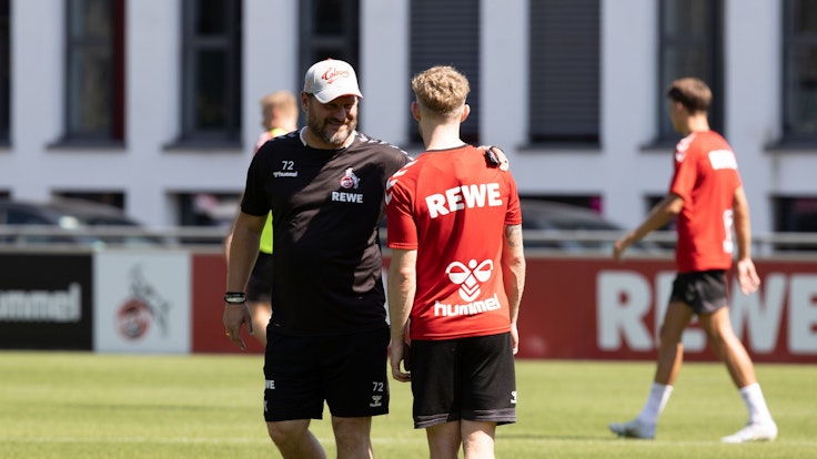 Steffen Baumgart im Gespräch mit Florian Kainz beim Training