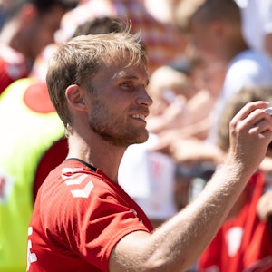Eines seiner letzten FC-Autogramme? Sebastian Andersson (hier am 19. Juli 2022) könnte Köln verlassen.
