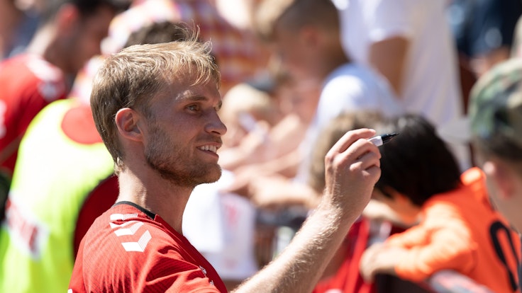Eines seiner letzten FC-Autogramme? Sebastian Andersson (hier am 19. Juli 2022) könnte Köln verlassen.