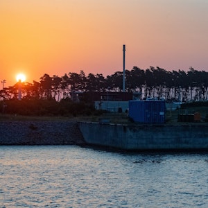Die Ostsee-Gaspipeline Nord Stream 1 in Lubmin im Sonnenaufgang am Wasser, fotografiert am 21. Juli 2022.