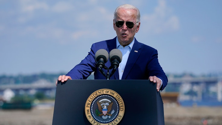 Präsident Joe Biden spricht im Kraftwerk Brayton in Somerset, Massachusetts, über Klimawandel und saubere Energie.