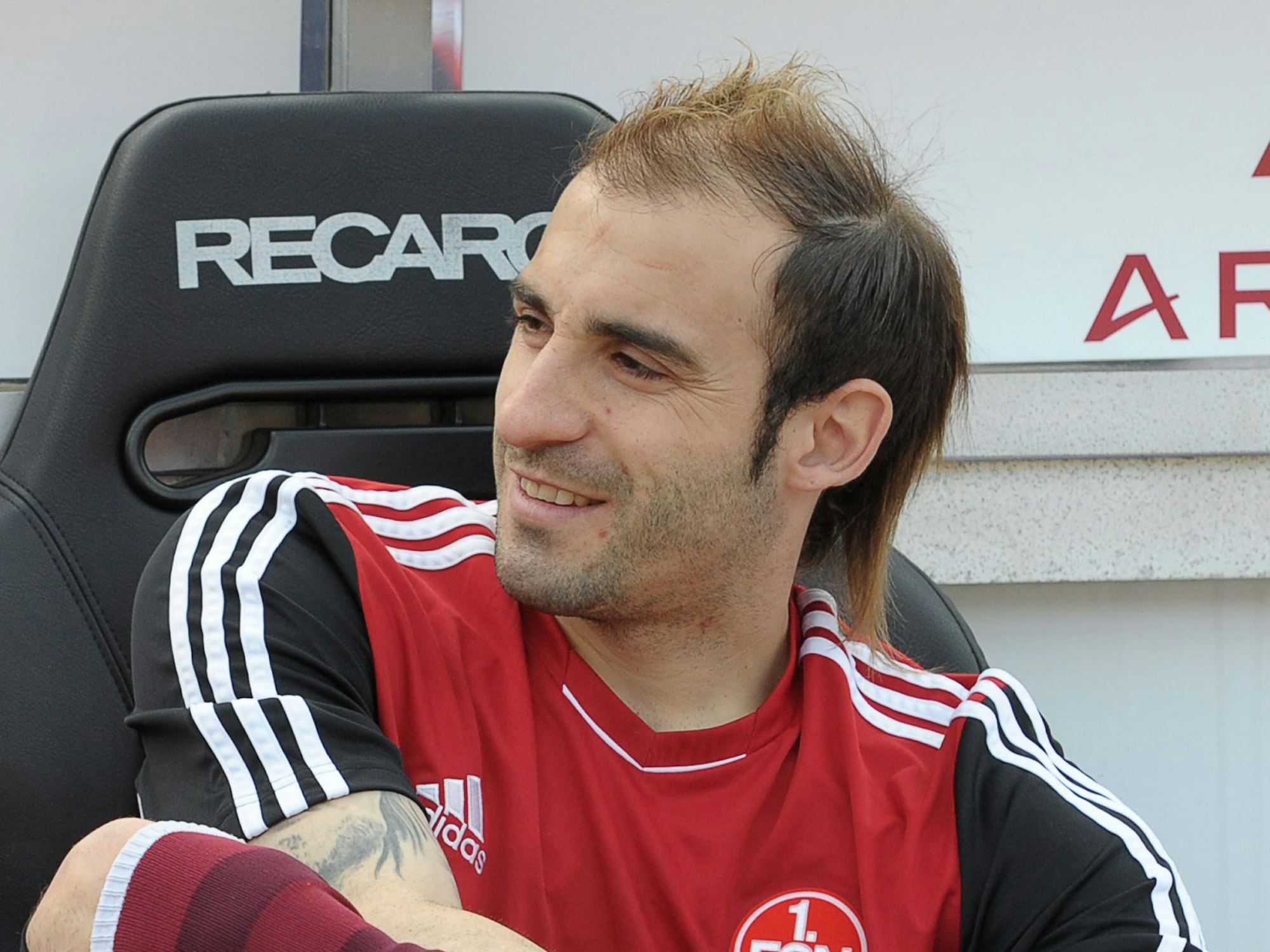 FCN-Spieler Javier Horacio Pinola sitzt auf der Ersatzbank.