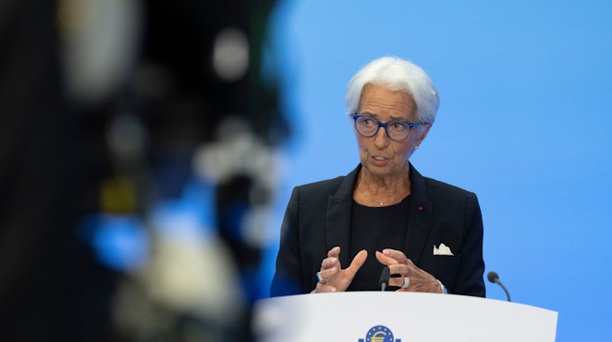 Christine Lagarde, Präsidentin der EZB, hier auf einer Pressekonferenz am 21. Juli 2022 in Frankfurt/Main. Die Europäische Zentralbank erhöht angesichts der Rekordinflation erstmals seit elf Jahren die Zinsen im Euroraum. Der Leitzins steigt von null auf 0,50 Prozent.