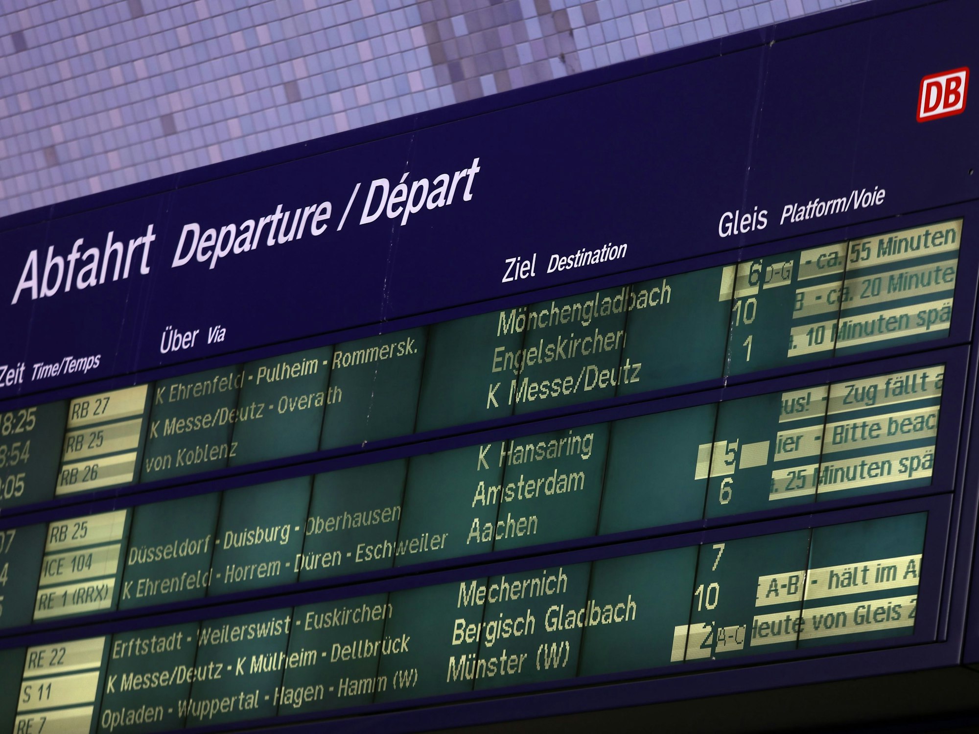 06.06.2022, Köln: Die Anzeigetafel am Hauptbahnhof. Viele Verspätungen und Ausfälle im Nah- und Fernverkehr. Foto: Arton Krasniqi 