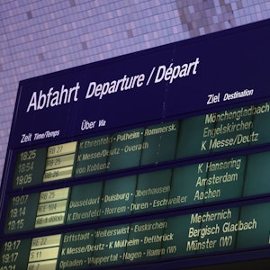 06.06.2022, Köln: Die Anzeigetafel am Hauptbahnhof. Viele Verspätungen und Ausfälle im Nah- und Fernverkehr. Foto: Arton Krasniqi