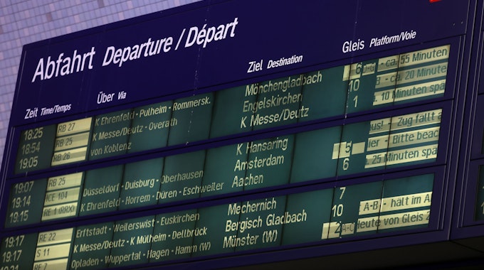 06.06.2022, Köln: Die Anzeigetafel am Hauptbahnhof. Viele Verspätungen und Ausfälle im Nah- und Fernverkehr. Foto: Arton Krasniqi