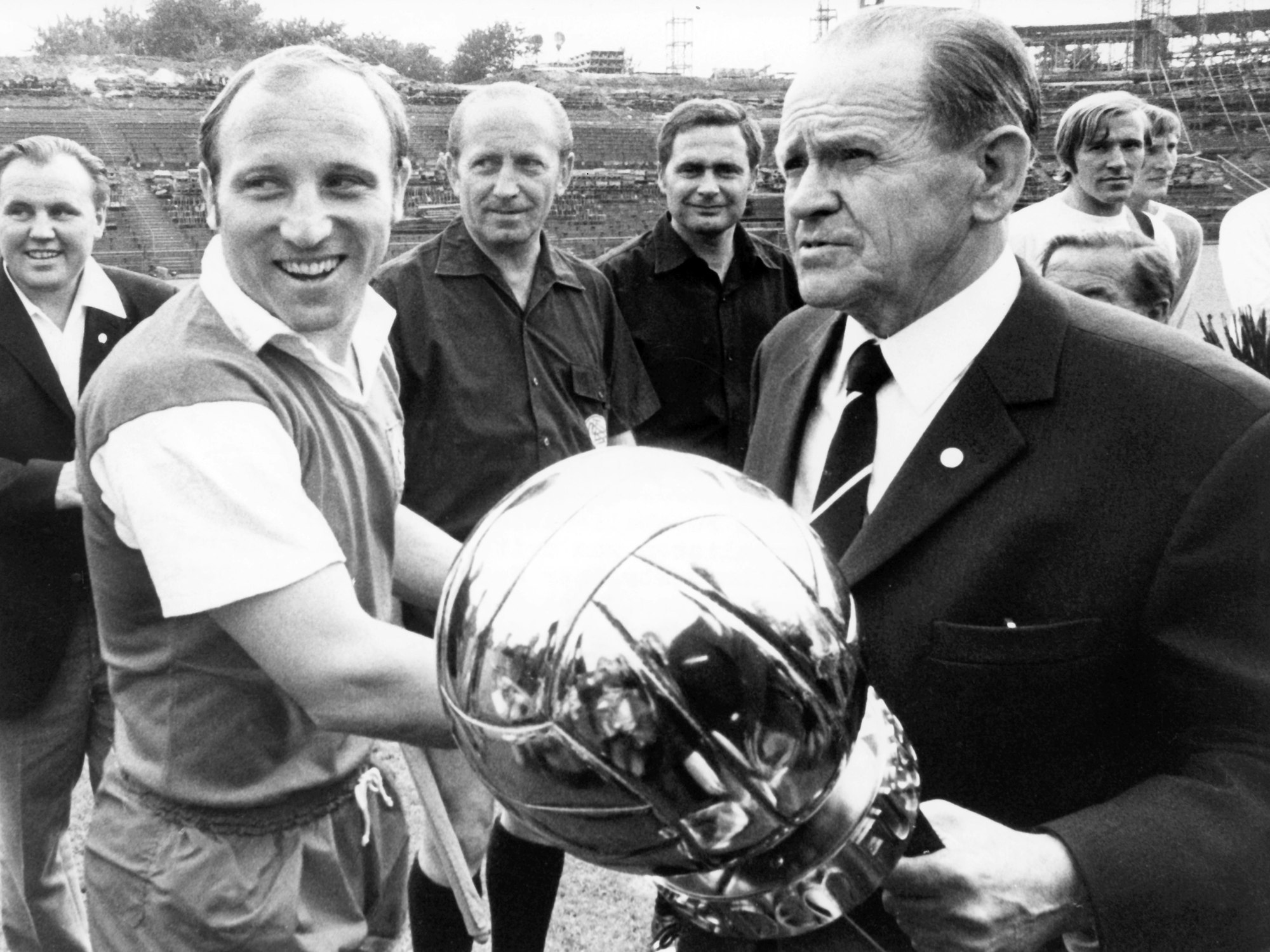 Altbundestrainer Sepp Herberger (r.) überreicht am 22. August 1970 den Pokal für den „Fußballer des Jahres“ an Uwe Seeler (l.).