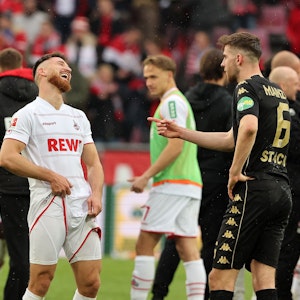 Salih Özcan (v.l.) und Anton Stach (r.) nach dem Spiel des 1. FC Köln gegen Mainz 05 im Gespräch.