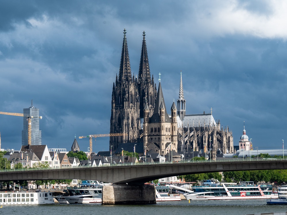 Über dem Kölner Dom ziehen Wolken ziehen auf.