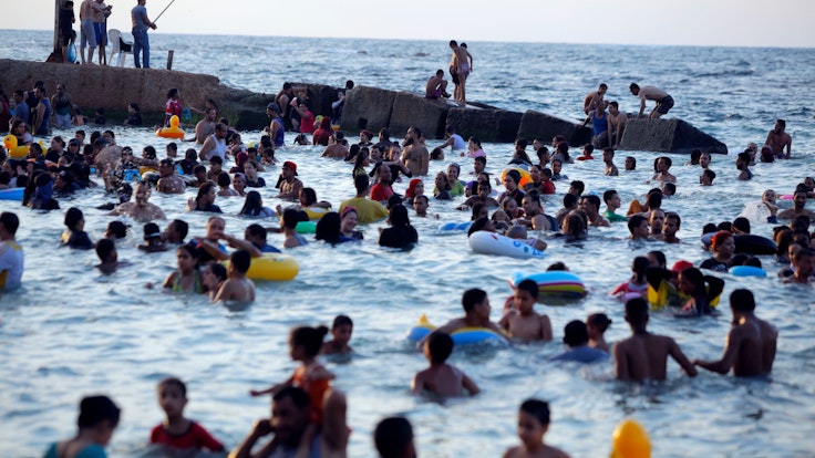 Zahlreiche Menschen genießen im August 2018 bei sommerlichen Temperaturen um 30 Grad eine Erfrischung am Strand von Alexandria.