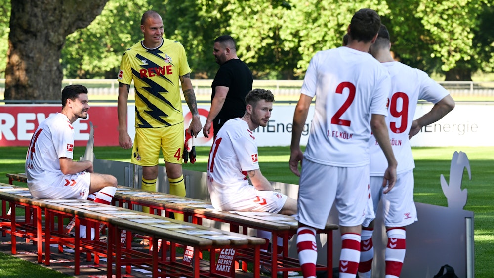 Die Spieler der Bundesligamannschaft des 1. FC Köln für die Saison 22/23 suchen ihren Platz auf dem Mannschaftsfoto.
