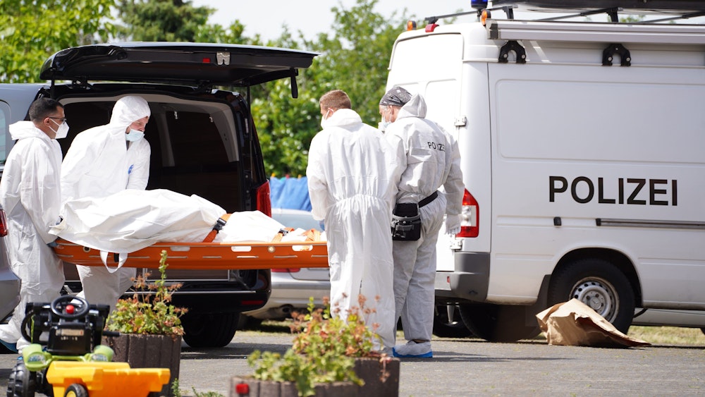 Die Polizei transportiert in Kalletal in NRW die Leiche eines 39-jährigen Mannes ab