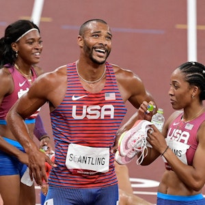 Garret Scantling (M.) bei Olympia mit Kolleginnen und Kollegin vom Team USA auf der Laufbahn. Scantling verpasst die Leichtathletik-WM wegen Doping-Ermittlungen