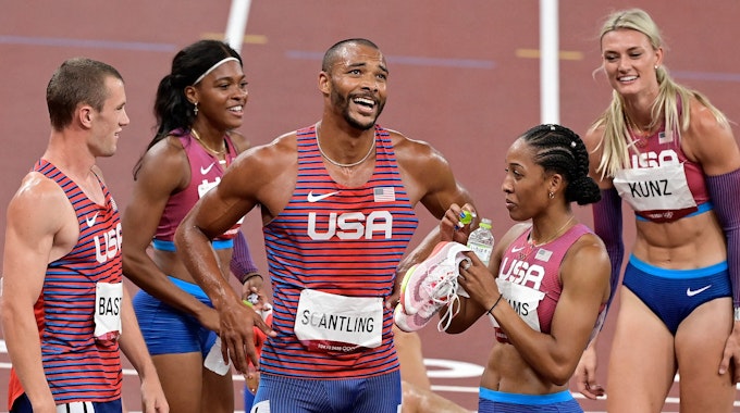 Garret Scantling (M.) bei Olympia mit Kolleginnen und Kollegin vom Team USA auf der Laufbahn. Scantling verpasst die Leichtathletik-WM wegen Doping-Ermittlungen