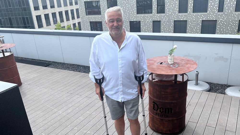 Dirk Metzner auf der Dachterrasse des Lindner-Hotels in Köln.