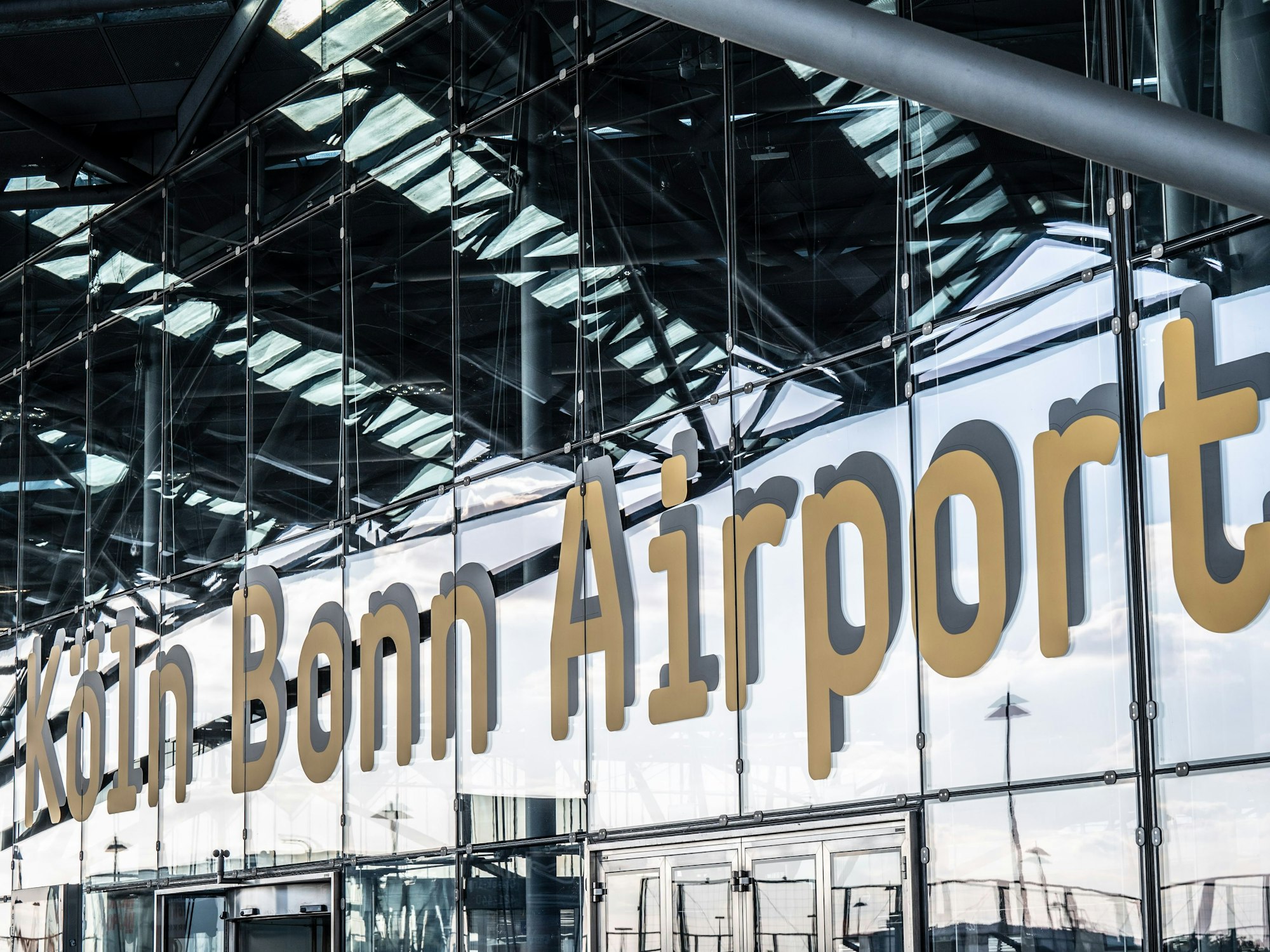 Der Schriftzug am Terminalgebäude des Flughafen Köln/Bonn.