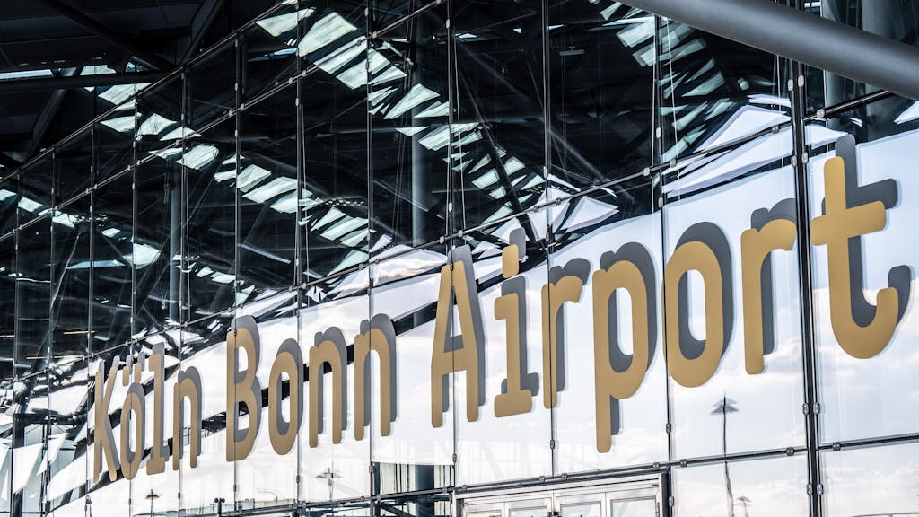 An einer gläsernen Fassade steht der Schriftzug Köln Bonn Airport.