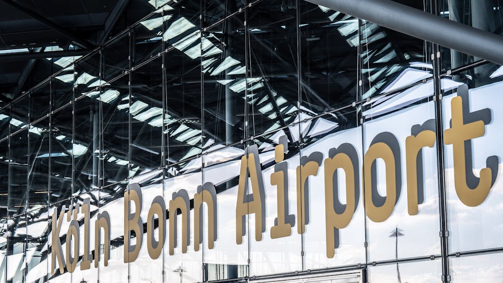 08.07.2022, Köln: Schriftzug Köln Bonn Airport am Flughafen. Foto: Uwe Weiser