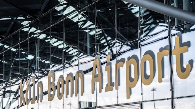 Der Schriftzug am Terminalgebäude des Flughafen Köln/Bonn.