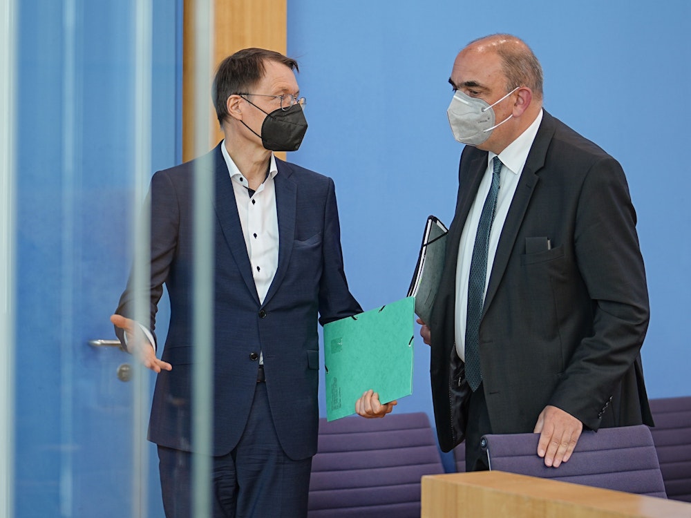 Karl Lauterbach (SPD), Bundesminister für Gesundheit, und Lars Schaade (r), Vizepräsident des Robert Koch-Instituts (RKI), im Gespräch nach bei einer Pressekonferenz zur Corona-Lage im Sommer in der Bundespressekonferenz.
