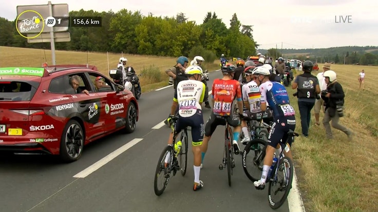 Die Ausreißer auf der 19. Etappe der Tour de France müssen wegen Protesten auf der Strecke anhalten.