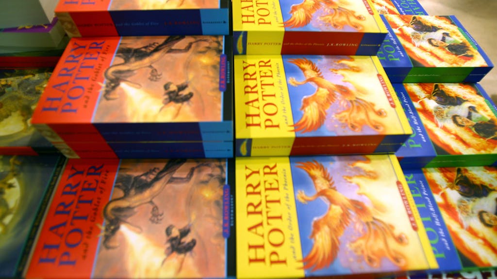Ausgaben der Harry-Potter-Bände liegen in einer Bücherhandlung, bei der Aufnahme handelt es sich um ein Symbolfoto von Juli 2007.