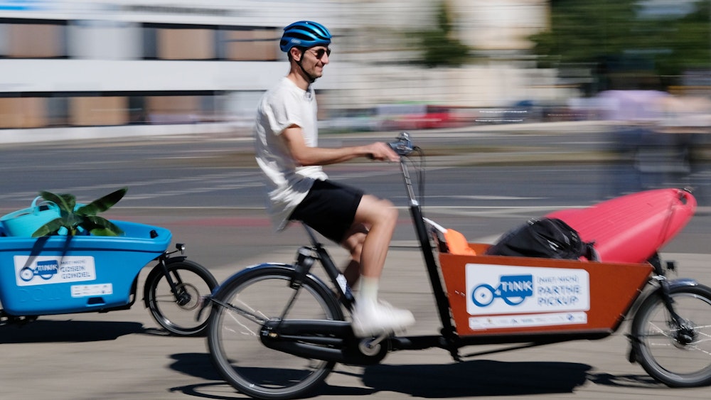 Radfahrer fahren in der Stadt Leipzig auf Lastenfahrräder, die aufgrund eines Modellprojektes zur Verfügung gestellt werden.