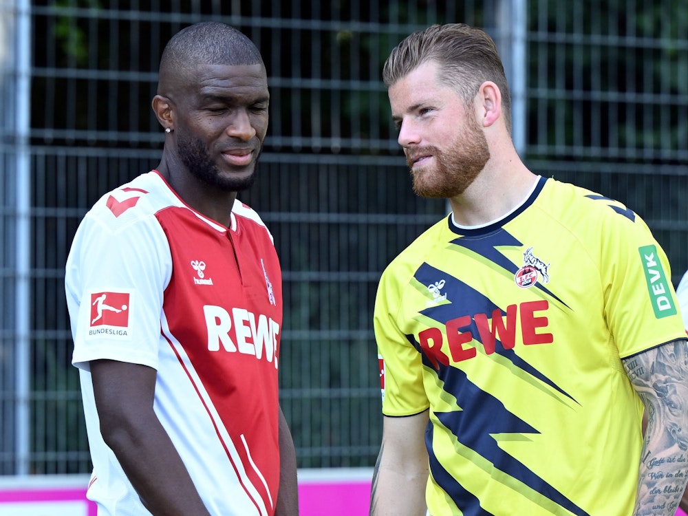 Anthony Modeste (l) und Torwart Timo Horn vom 1. FC Köln unterhalten sich am Randes des Fototermins zum Mannschaftsfoto