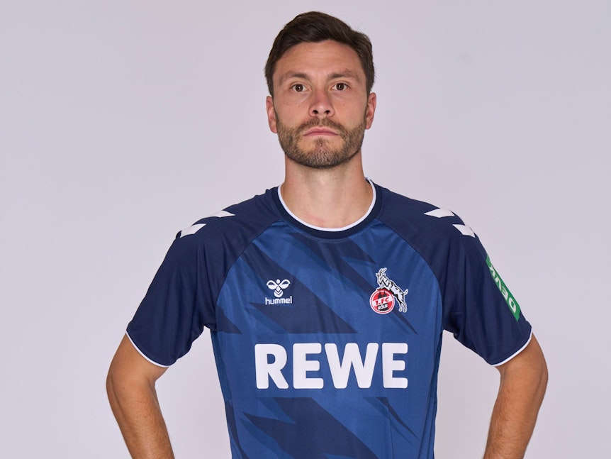 Jonas Hector trägt das neue blaue Trikot des 1. FC Köln.